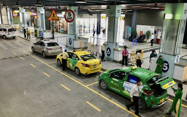 Xử l&yacute; t&agrave;i xế taxi &ldquo;ch&ecirc; kh&aacute;ch gần&rdquo; ở s&acirc;n bay: L&agrave;m ngay chứ đừng n&oacute;i nữa - Ảnh 1.
