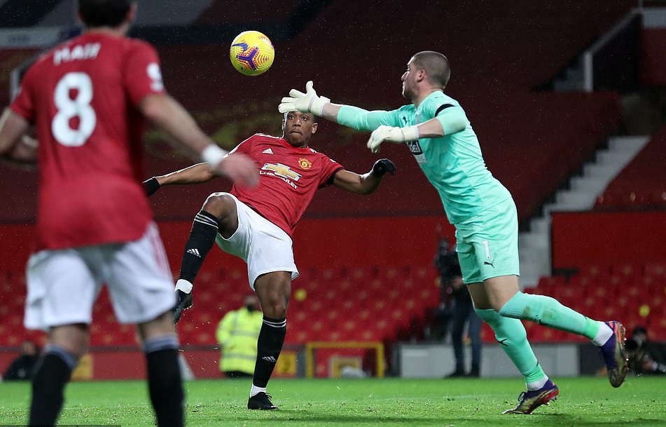 Tranh c&atilde;i nảy lửa phạt đền, Man United lần đầu v&agrave;o Top 10 - Ảnh 1.