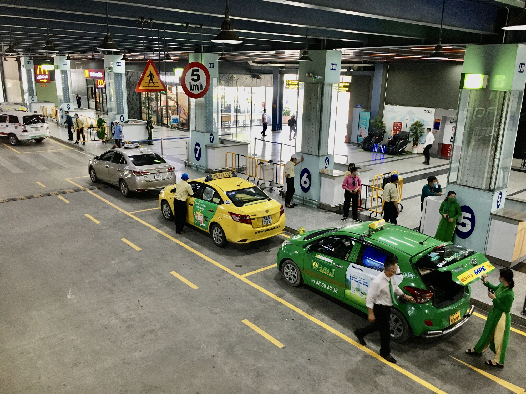 Yêu cầu xử lý nghiêm tài xế taxi “chê khách gần”, “làm giá” ở sân bay Tân Sơn Nhất