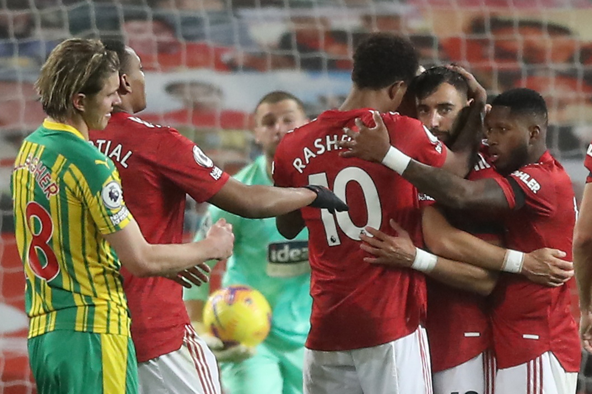 Tranh c&atilde;i nảy lửa phạt đền, Man United lần đầu v&agrave;o Top 10 - Ảnh 7.