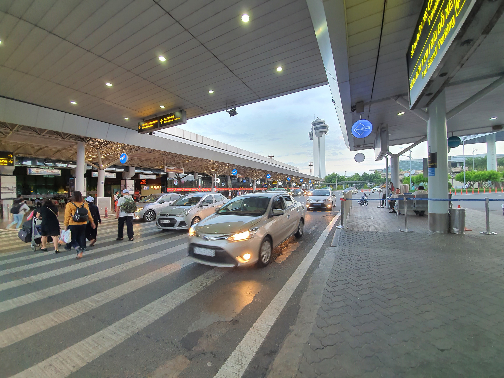 Xử l&yacute; nghi&ecirc;m t&agrave;i xế taxi ch&ecirc; kh&aacute;ch gần ở s&acirc;n bay T&acirc;n Sơn Nhất - Ảnh 1.