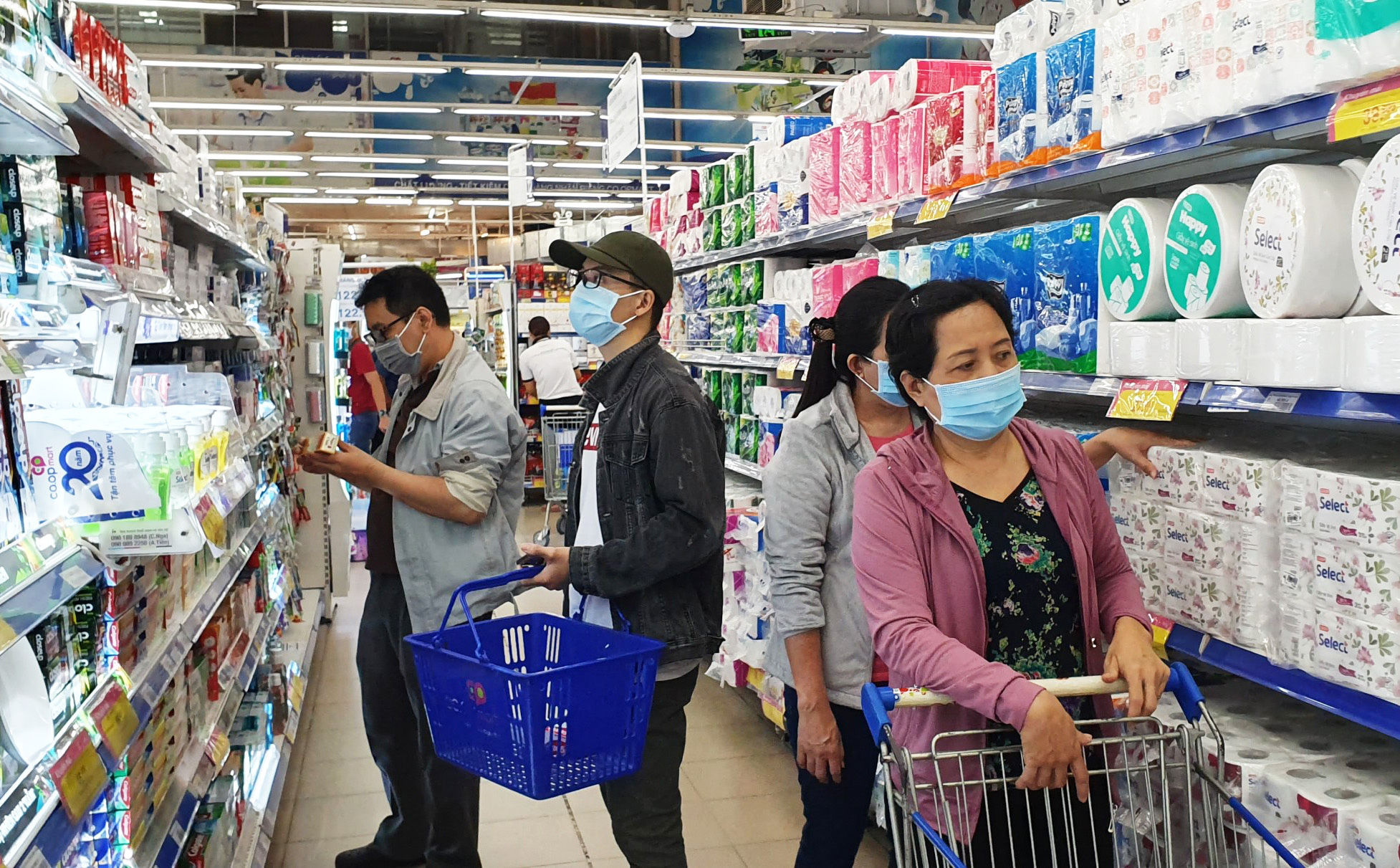 Khách hàng chen chân vét hàng giảm giá tại Co.opmart - Ảnh 2.