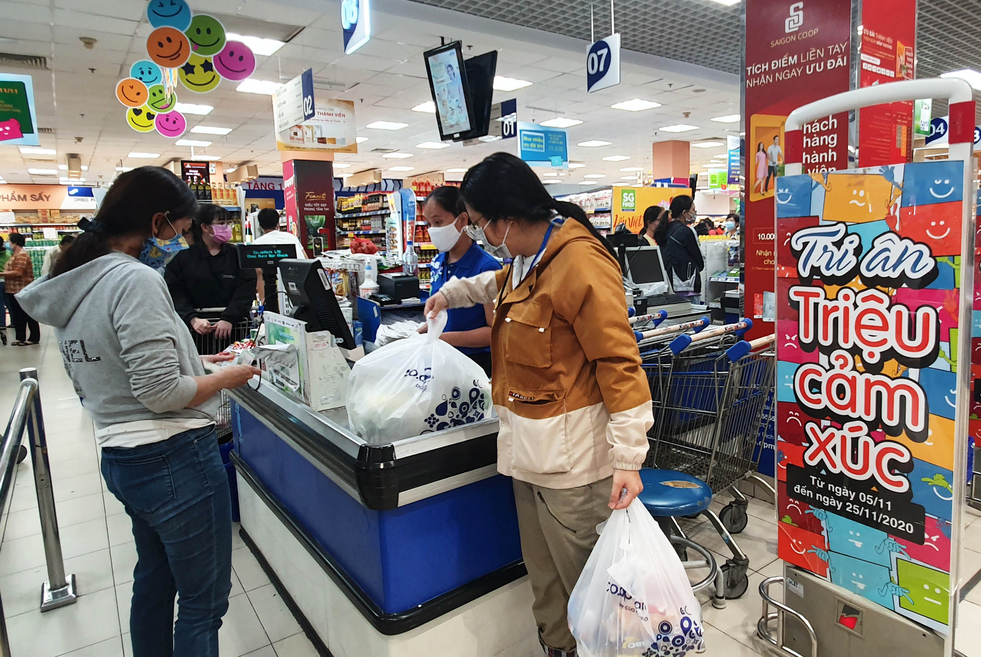 Khách hàng "chen chân" vét hàng giảm giá tại Co.opmart