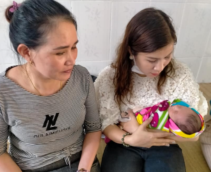 Bé trai sơ sinh khoảng 10 ngày tuổi bị bỏ rơi trước cổng nhà dân trong đêm - Ảnh 1.