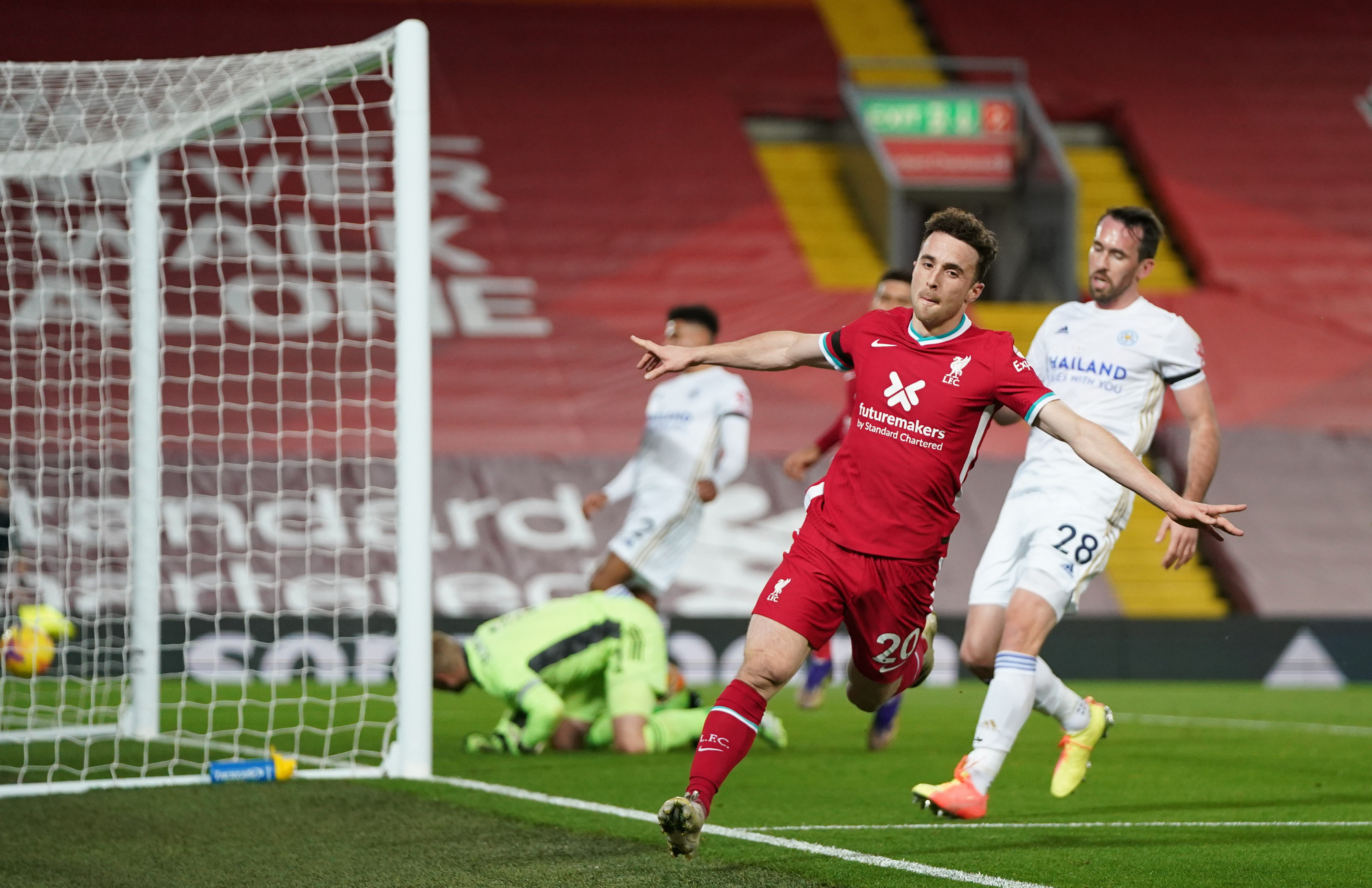 Mưa b&agrave;n thắng đ&aacute;nh đầu, Liverpool trở lại ng&ocirc;i nh&igrave; Ngoại hạng Anh - Ảnh 4.