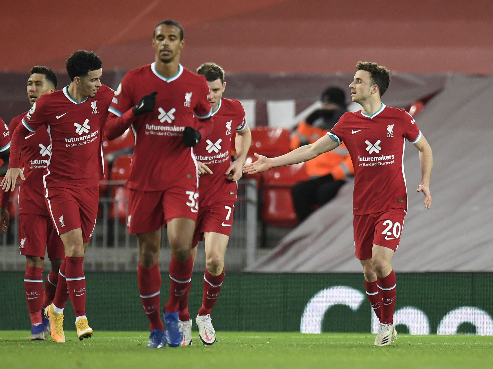 Mưa b&agrave;n thắng đ&aacute;nh đầu, Liverpool trở lại ng&ocirc;i nh&igrave; Ngoại hạng Anh - Ảnh 6.