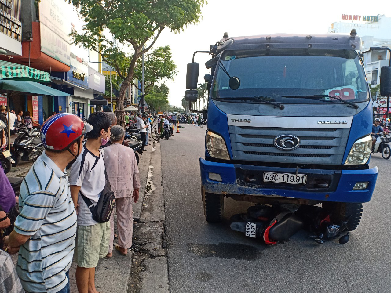 CLIP: Dừng đèn đỏ, một cô gái bị xe tải tông tử vong - Ảnh 3.