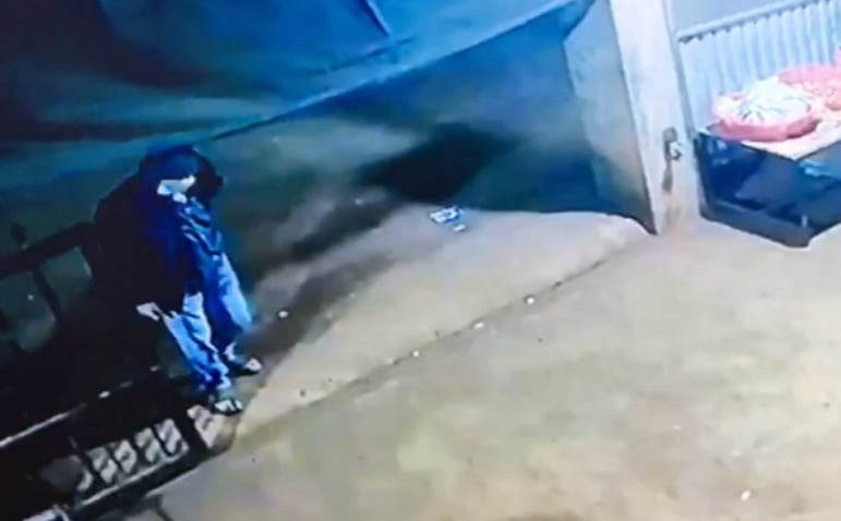 Bắt hung thủ lẻn vào nhà, đâm chết người chồng đang ngủ cùng vợ
