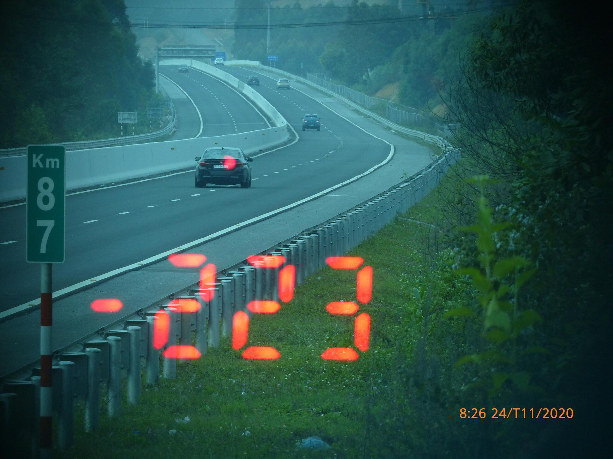 Vội đi ăn cưới,  tài xế BMW phóng như bay với tốc độ 223 km/giờ trên cao tốc