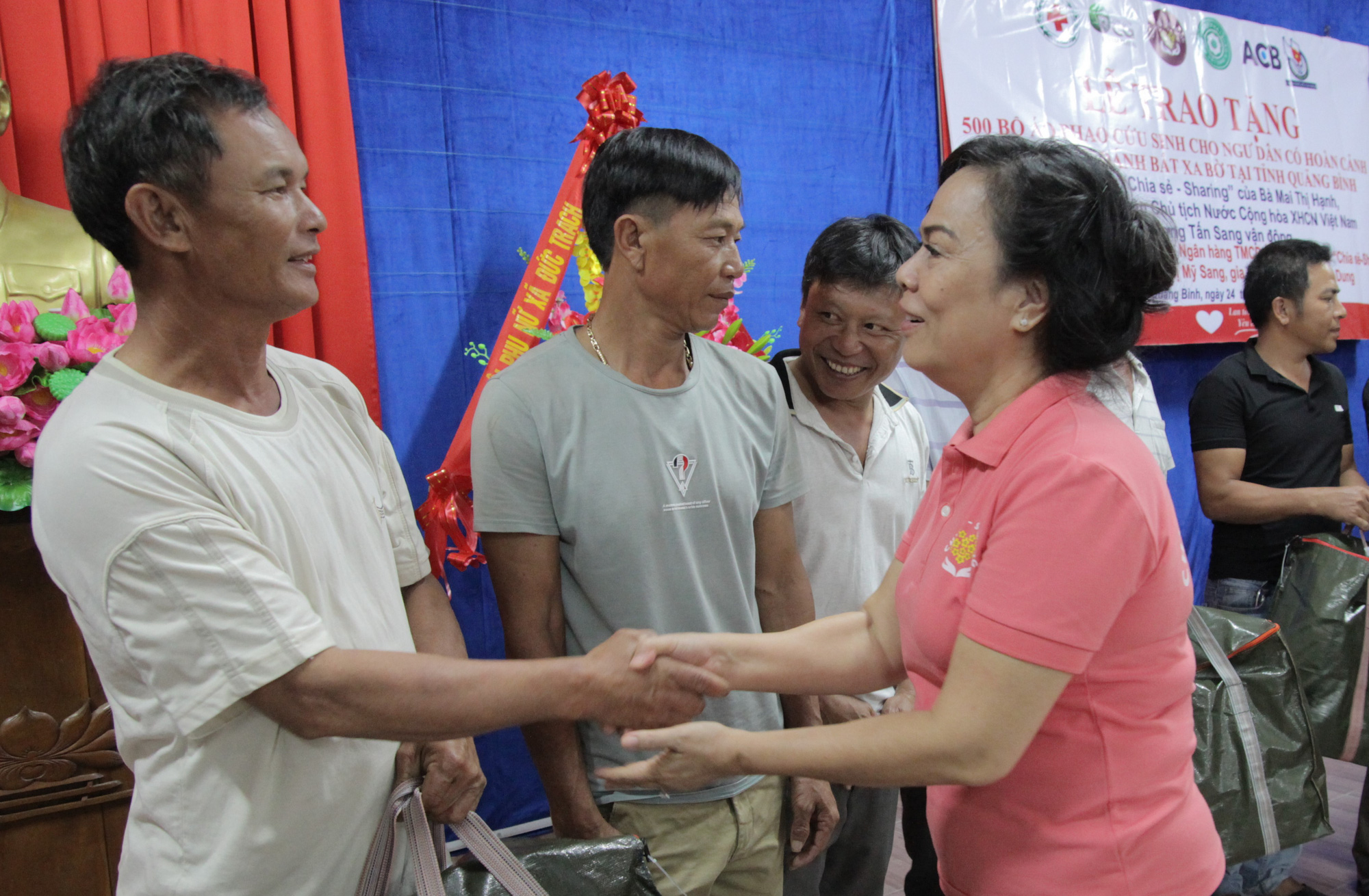 Phu nh&acirc;n nguy&ecirc;n Chủ tịch nước Trương Tấn Sang tặng 500 &aacute;o phao cứu sinh cho ngư d&acirc;n Quảng B&igrave;nh - Ảnh 3.