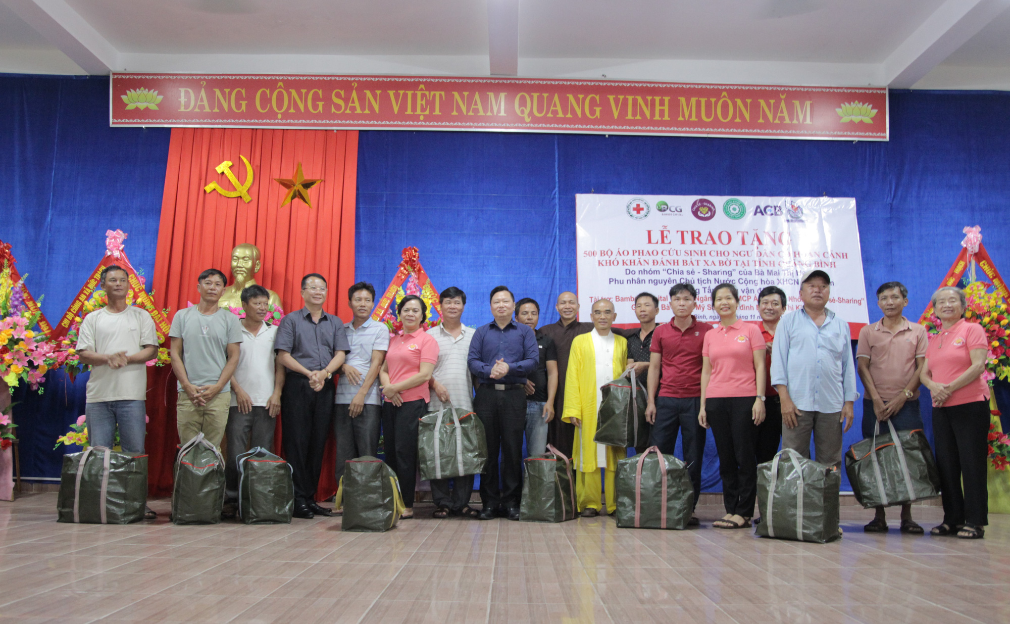 Phu nh&acirc;n nguy&ecirc;n Chủ tịch nước Trương Tấn Sang tặng 500 &aacute;o phao cứu sinh cho ngư d&acirc;n Quảng B&igrave;nh - Ảnh 2.