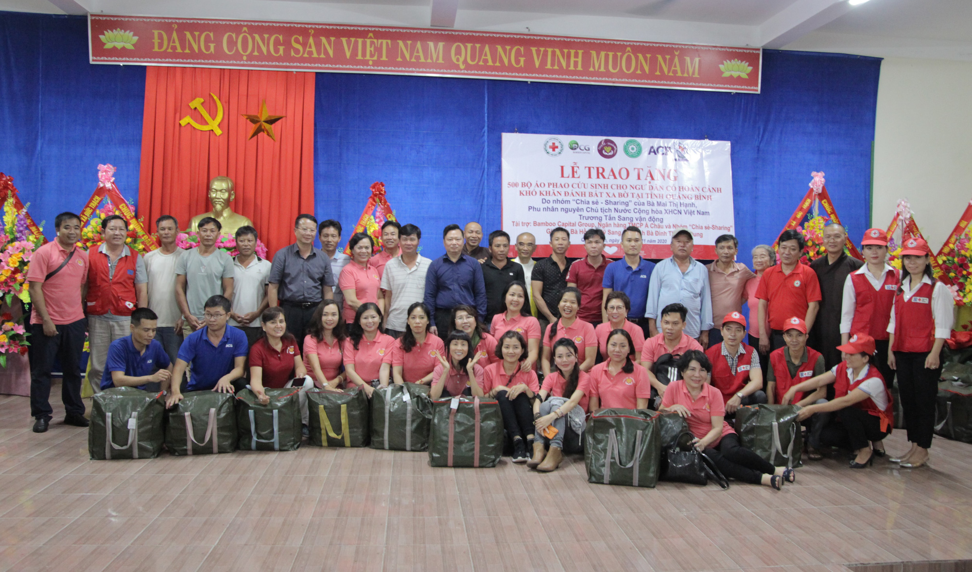 Phu nh&acirc;n nguy&ecirc;n Chủ tịch nước Trương Tấn Sang tặng 500 &aacute;o phao cứu sinh cho ngư d&acirc;n Quảng B&igrave;nh - Ảnh 4.