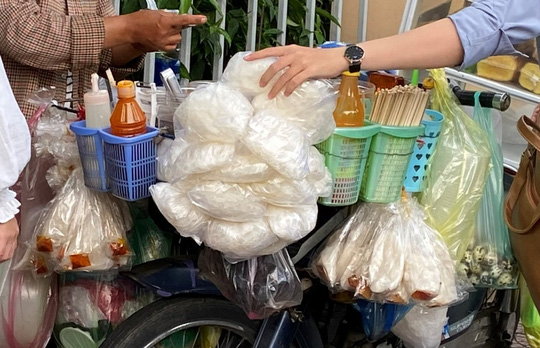 Đà Nẵng: 6 người nhập viện nghi do ngộ độc sau khi ăn bánh tráng trộn