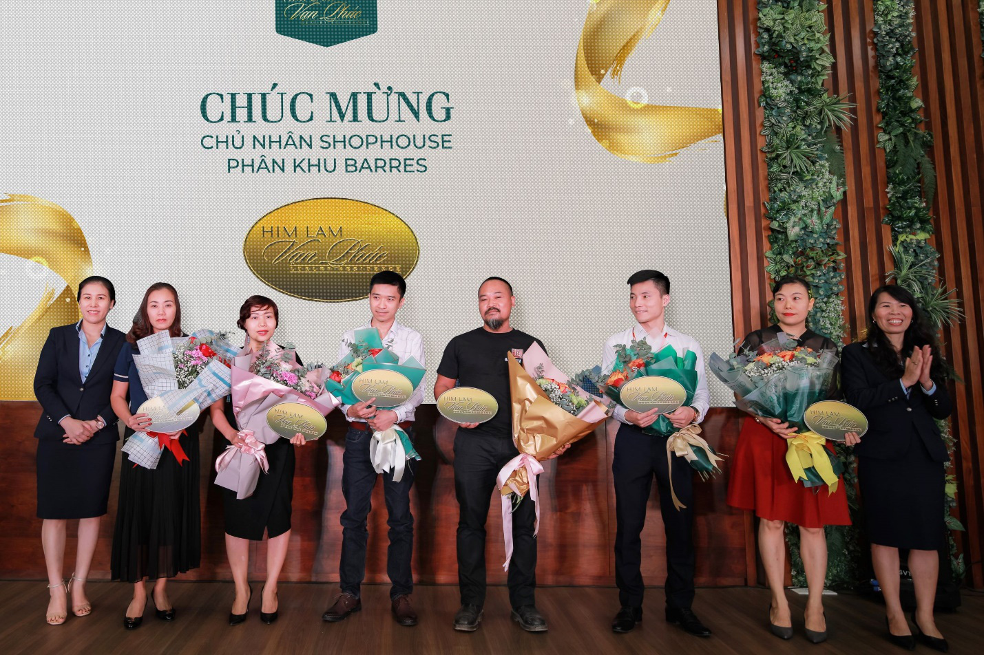 Him Lam Vạn Phúc tiếp tục gây sốt tại lễ mở bán phân khu Barres