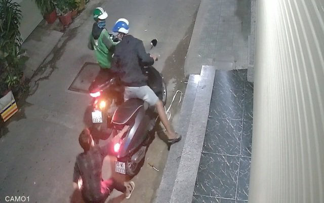 T&igrave;nh tiết ly kỳ trong vụ bắt giữ hai kẻ cướp xe Vespa g&acirc;y lo sợ ở quận B&igrave;nh T&acirc;n - Ảnh 1.