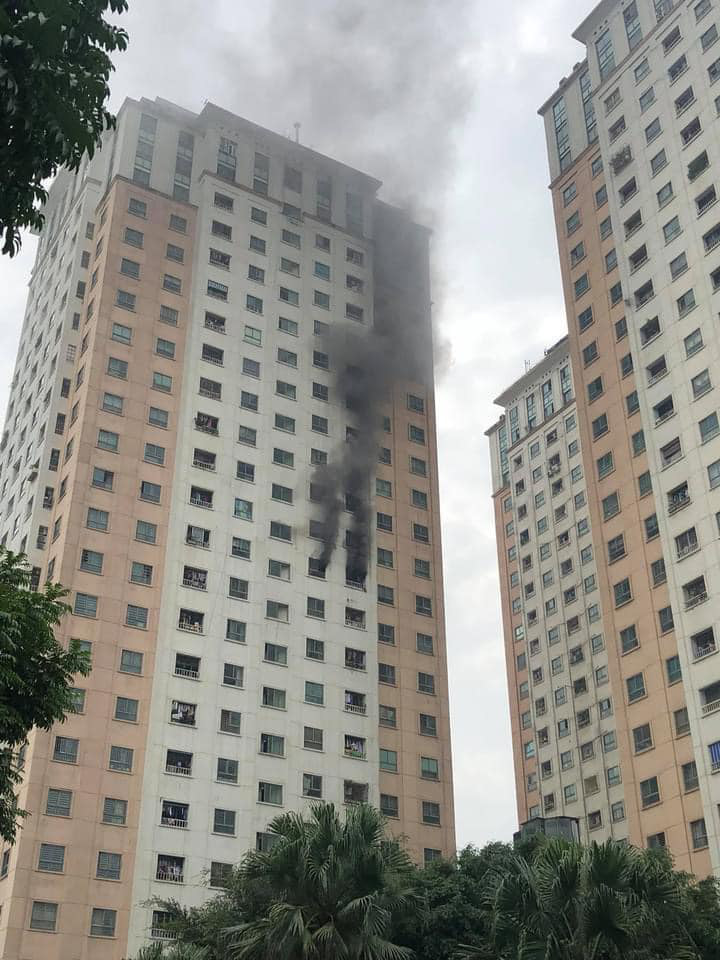 Ch&aacute;y, kh&oacute;i đen kịt bốc ra từ căn hộ tr&ecirc;n tầng 13 t&ograve;a chung cư - Ảnh 1.
