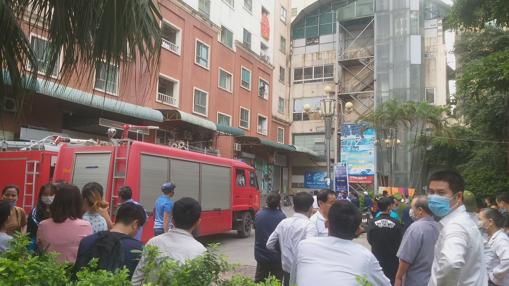 Cháy, khói đen kịt bốc ra từ căn hộ trên tầng 13 tòa chung cư