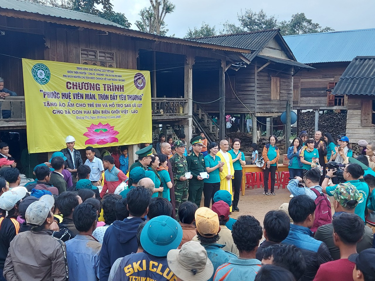 Phu nh&acirc;n nguy&ecirc;n Chủ tịch nước Trương Tấn Sang tặng qu&agrave; cho người d&acirc;n bi&ecirc;n giới Việt - L&agrave;o - Ảnh 4.