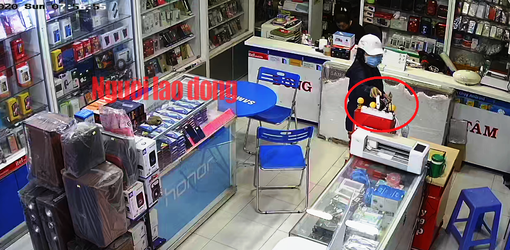 CLIP: C&ocirc; g&aacute;i nhanh tay cuỗm đồng hồ th&ocirc;ng minh của chủ cửa h&agrave;ng - Ảnh 2.