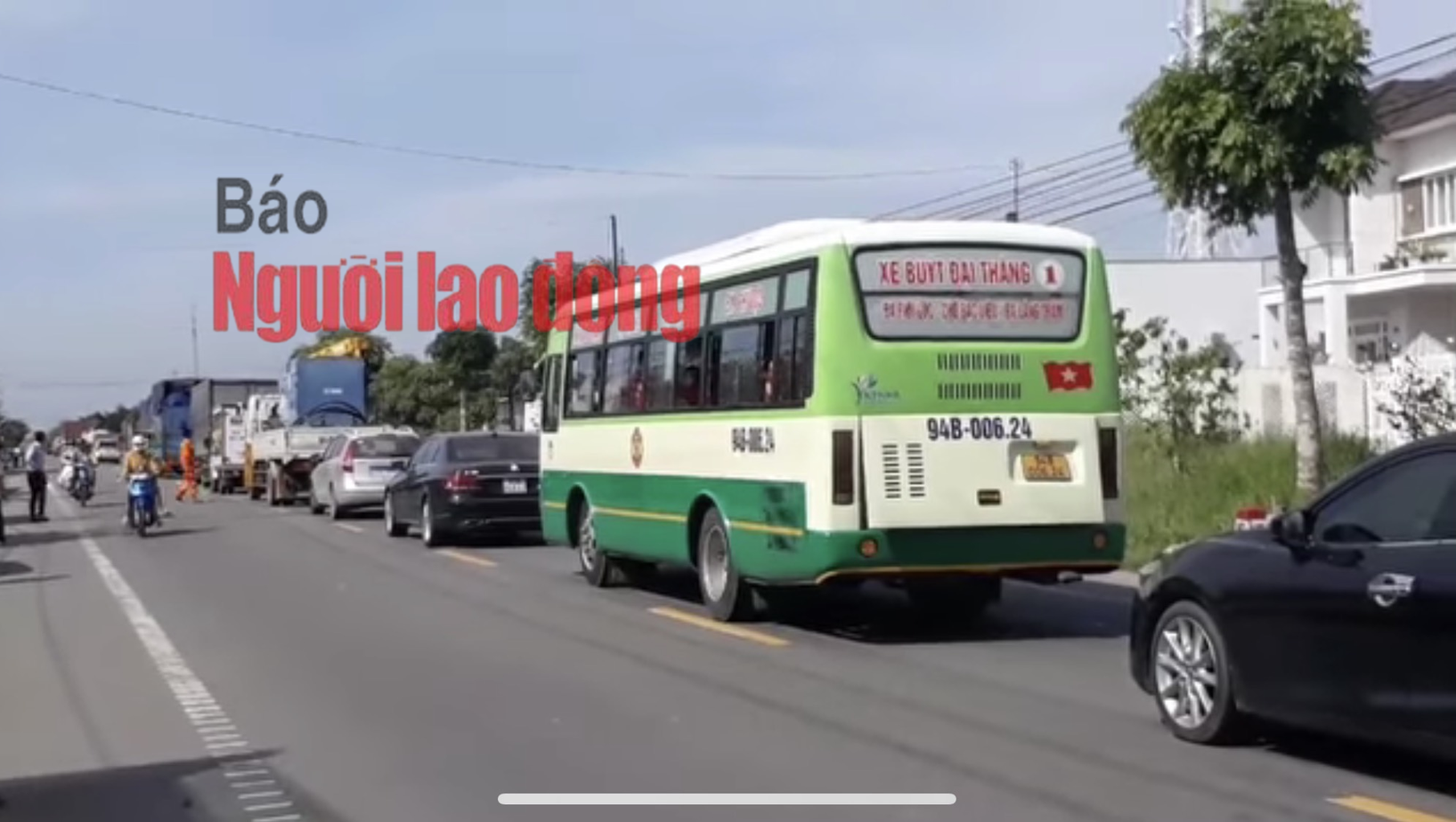 Ngang nhiên lái 2 ôtô đậu chắn ngang Quốc lộ 1, phớt lờ CSGT - Ảnh 3.