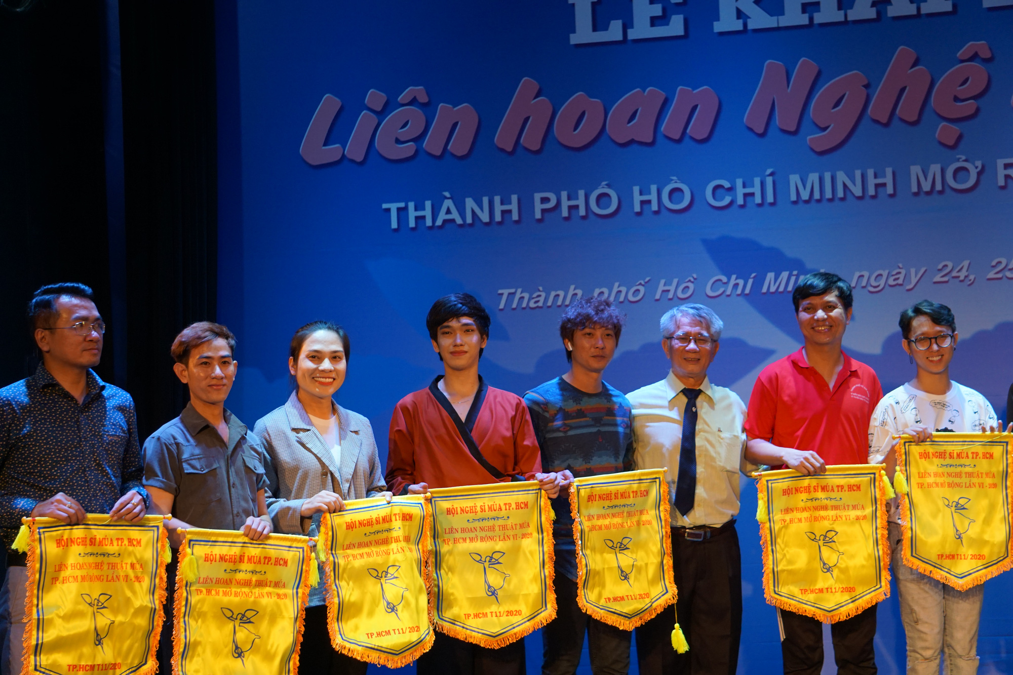 H&agrave;ng trăm nghệ sĩ m&uacute;a tranh t&agrave;i tại Li&ecirc;n hoan nghệ thuật m&uacute;a lần 6 - 2020 - Ảnh 1.
