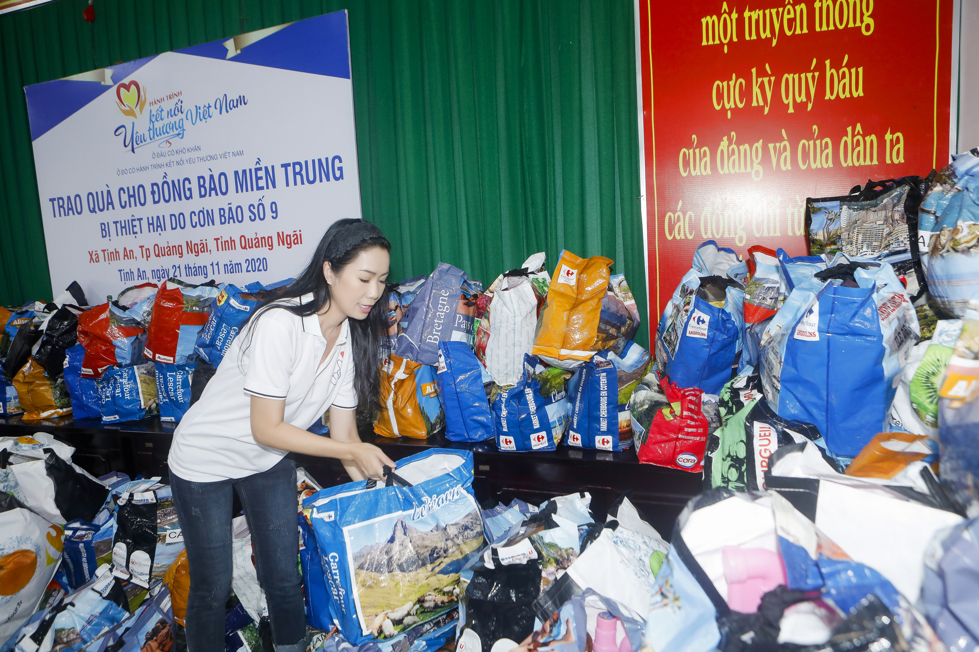 Thực hiện lời hứa, Trịnh Kim Chi mang 2,36 tỉ đồng đến bà con vùng lũ - Ảnh 6.