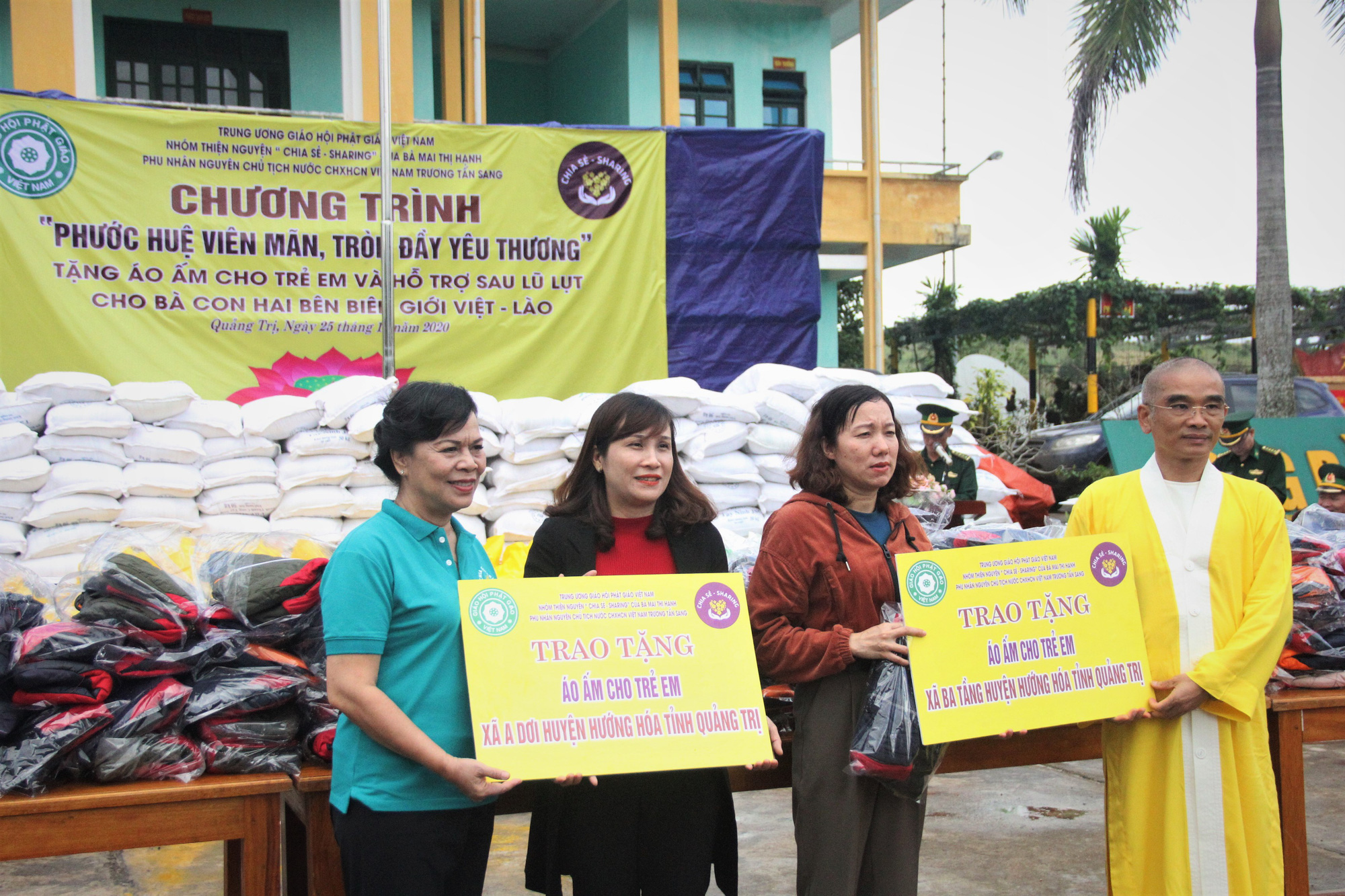 Phu nh&acirc;n nguy&ecirc;n Chủ tịch nước Trương Tấn Sang tặng qu&agrave; cho người d&acirc;n bi&ecirc;n giới Việt - L&agrave;o - Ảnh 1.