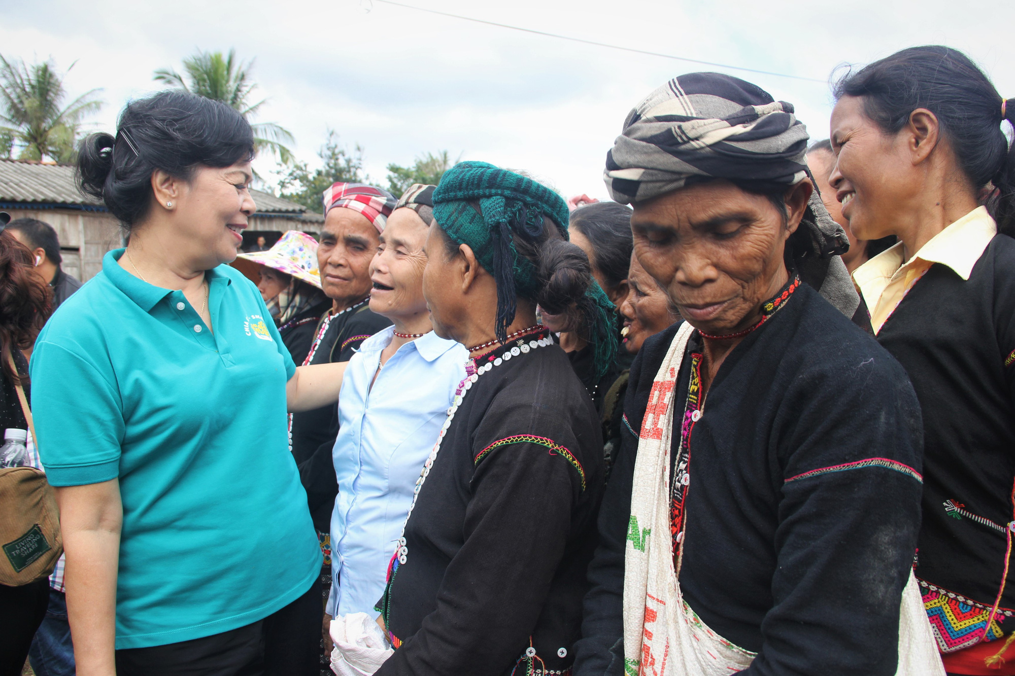 Phu nh&acirc;n nguy&ecirc;n Chủ tịch nước Trương Tấn Sang tặng qu&agrave; cho người d&acirc;n bi&ecirc;n giới Việt - L&agrave;o - Ảnh 3.