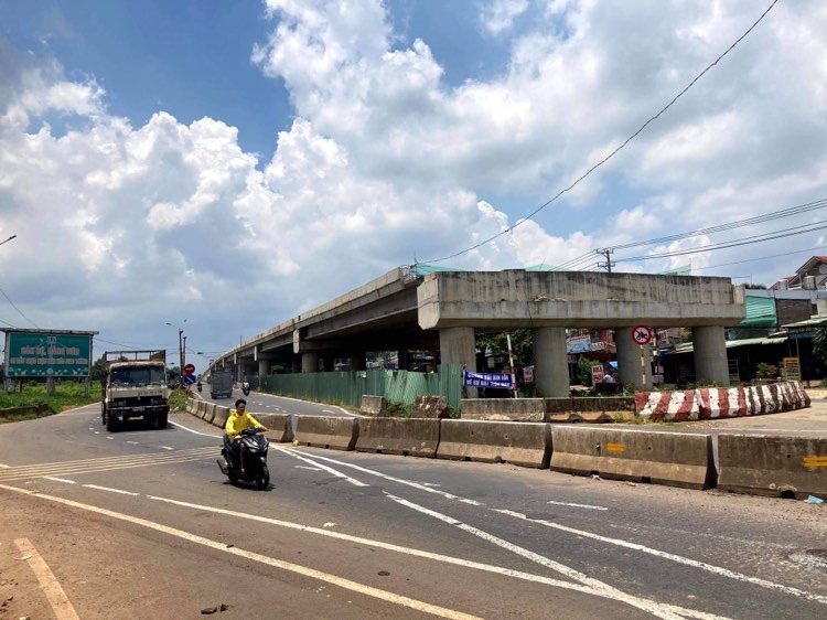 Cận cảnh ngổn ngang tại dự án rùa cầu vượt Dầu Giây - Ảnh 2.
