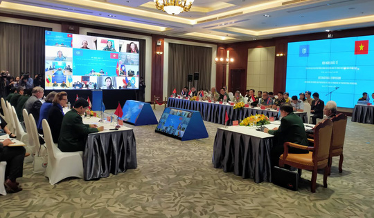 Nữ sĩ quan may hơn 500 khẩu trang tặng đồng nghiệp mũ nồi xanh và người dân Trung Phi - Ảnh 3.