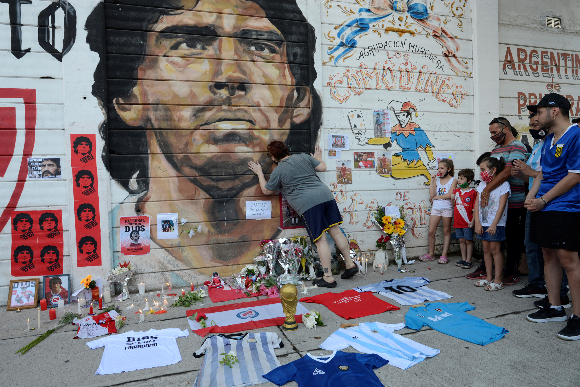 Diego Maradona: Một đời lừng lẫy và thị phi