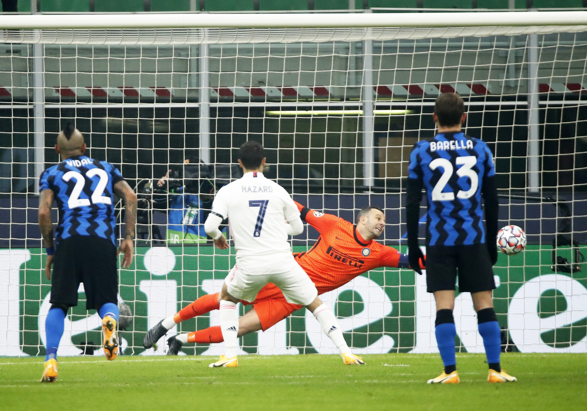 Thẻ đỏ tai hại, Inter Milan trắng tay trước Real Madrid tr&ecirc;n s&acirc;n nh&agrave; - Ảnh 3.