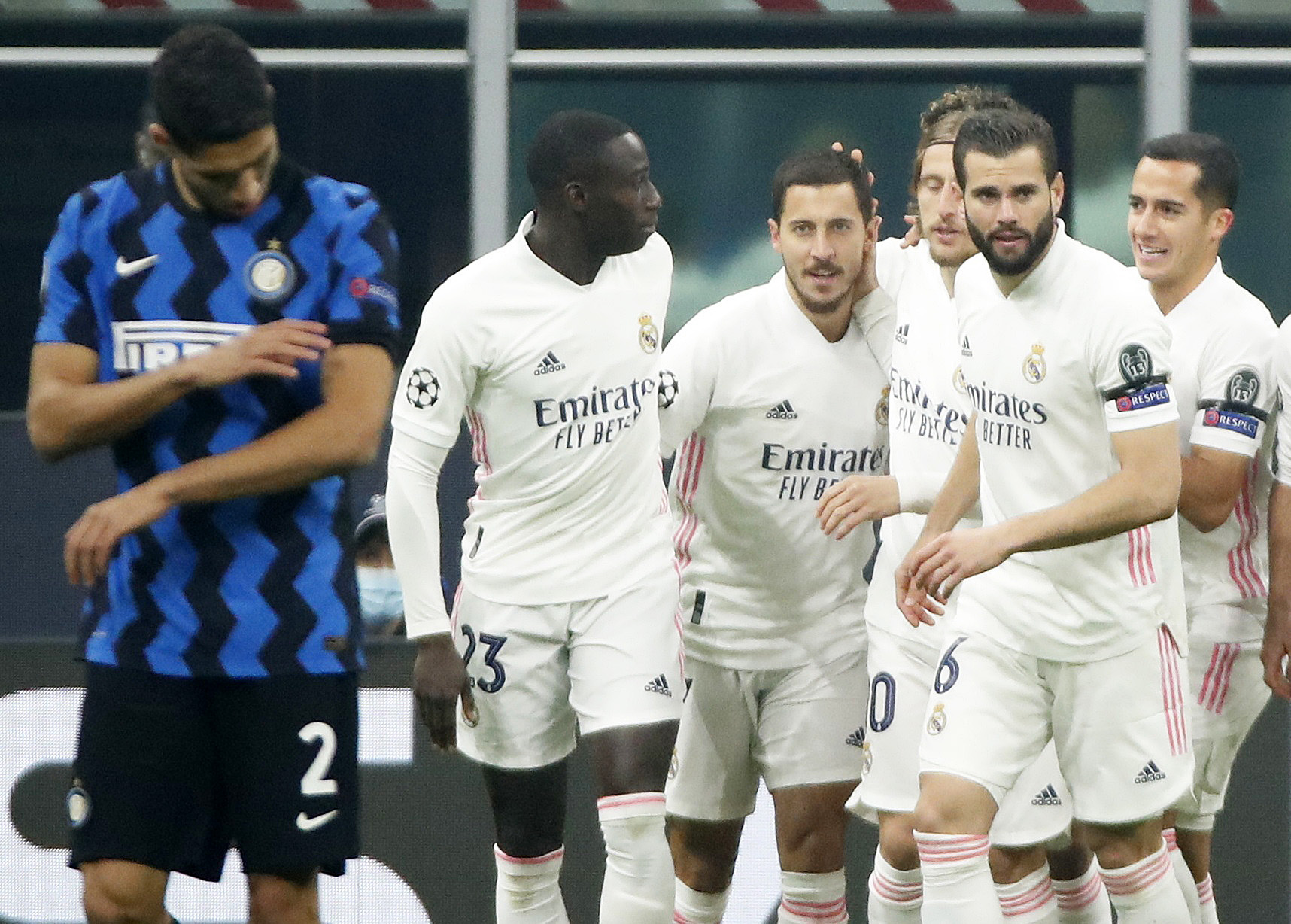 Thẻ đỏ tai hại, Inter Milan trắng tay trước Real Madrid tr&ecirc;n s&acirc;n nh&agrave; - Ảnh 8.