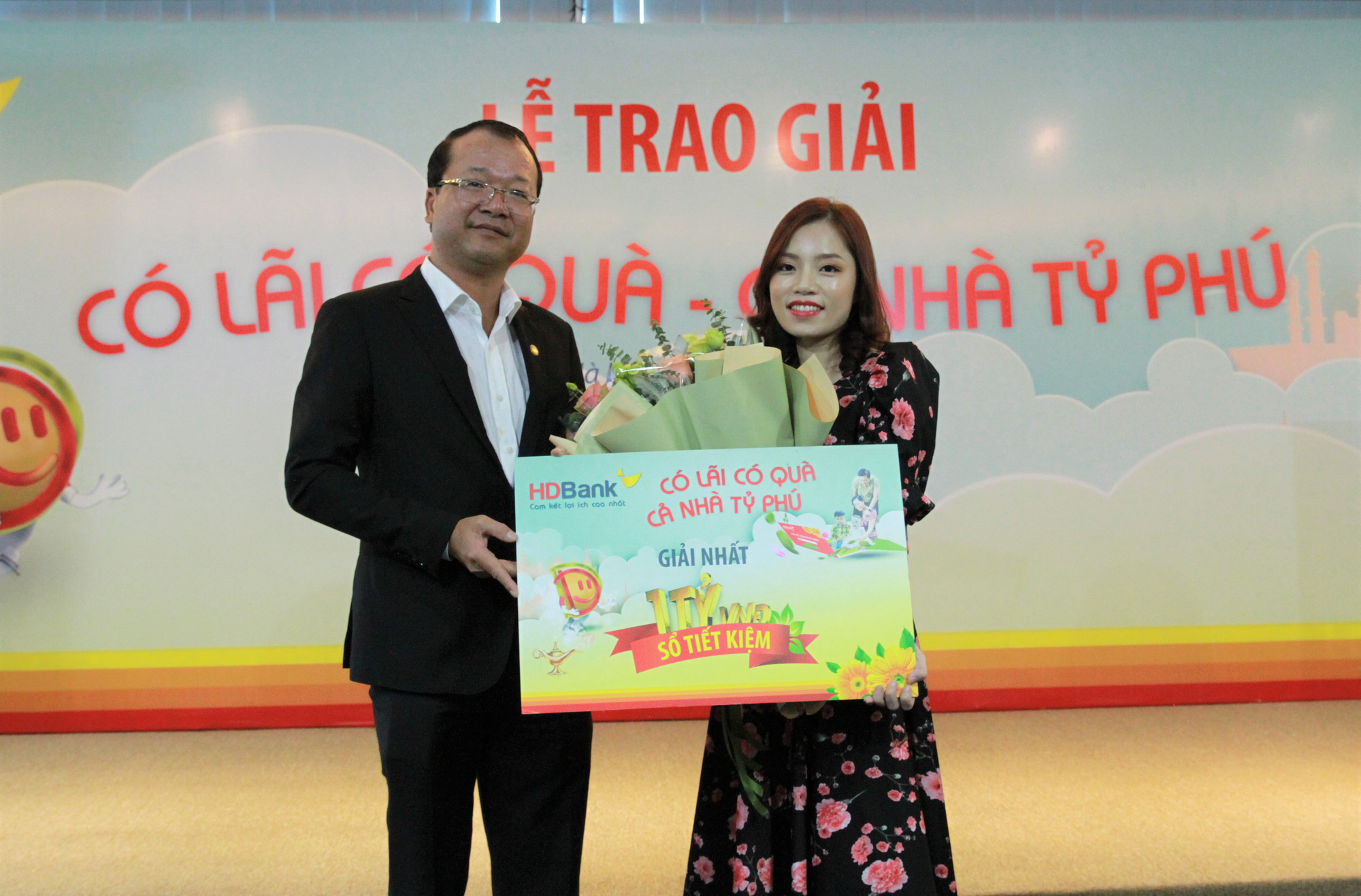 Gửi tiết kiệm ở đ&acirc;u 10 triệu đồng, c&oacute; qu&agrave; v&agrave; cơ hội tr&uacute;ng 1 tỉ đồng?           - Ảnh 1.