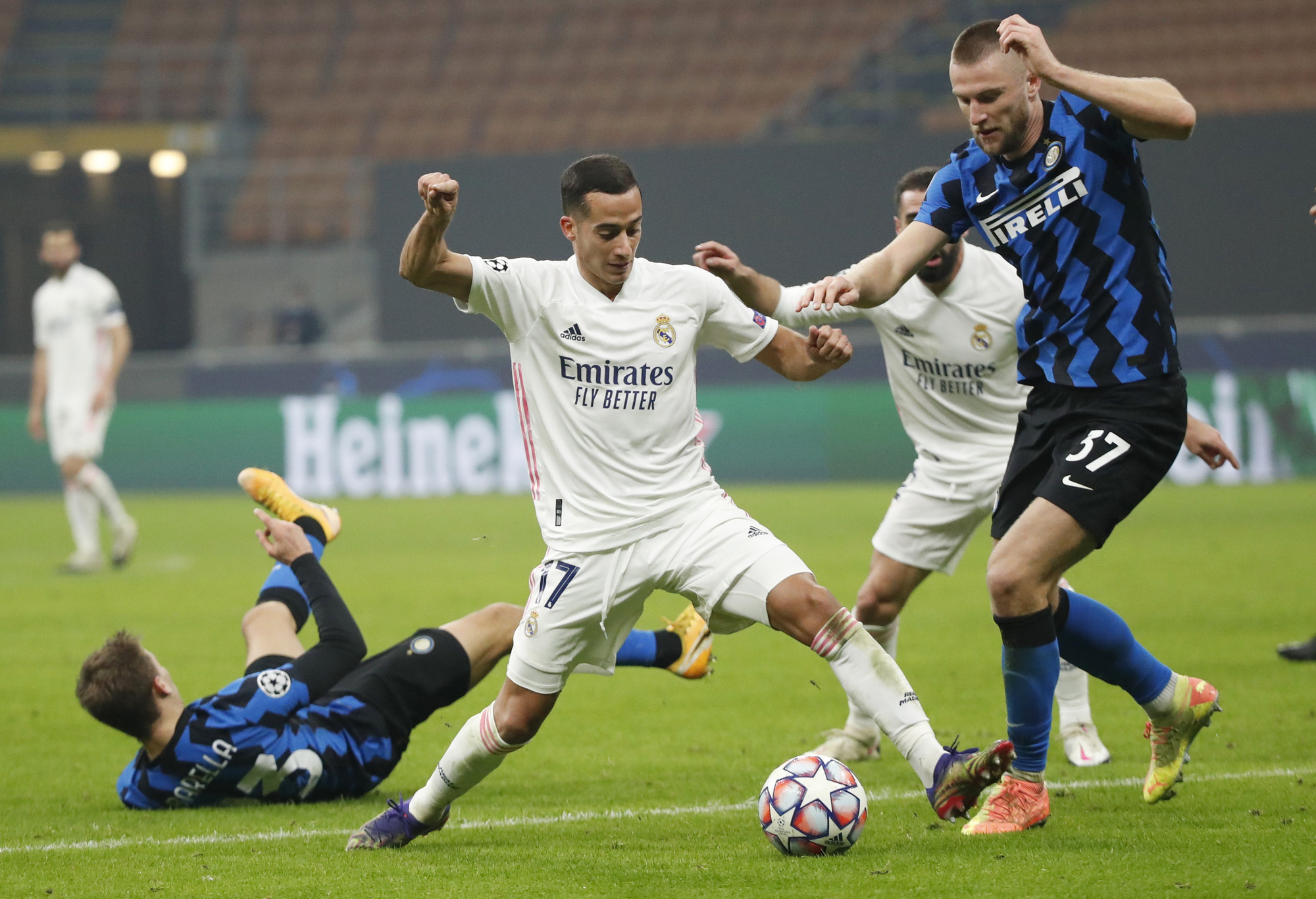 Thẻ đỏ tai hại, Inter Milan trắng tay trước Real Madrid tr&ecirc;n s&acirc;n nh&agrave; - Ảnh 1.