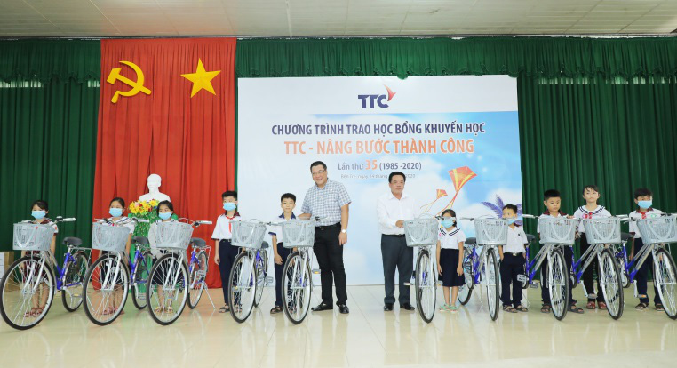 Trao học bổng khuyến học &ldquo;TTC - N&acirc;ng bước th&agrave;nh c&ocirc;ng&rdquo; - Ảnh 1.