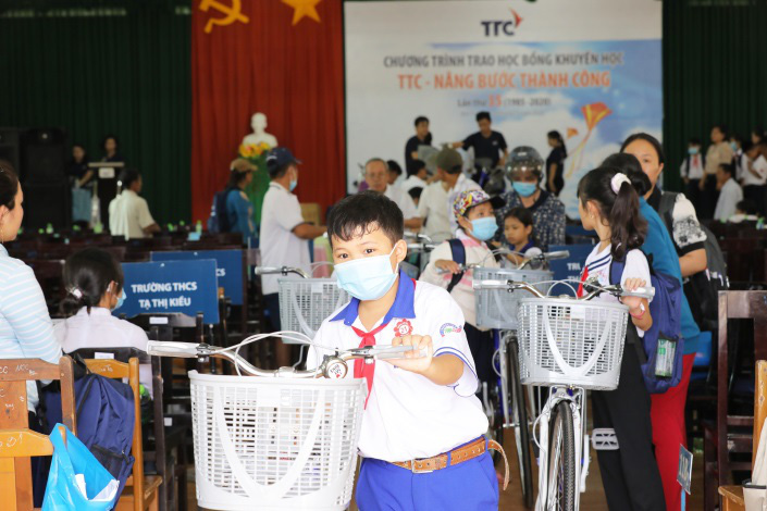 Trao học bổng khuyến học &ldquo;TTC - N&acirc;ng bước th&agrave;nh c&ocirc;ng&rdquo; - Ảnh 2.