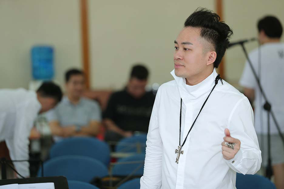 T&ugrave;ng Dương say m&ecirc; luyện tập trước concert để đời - Ảnh 1.
