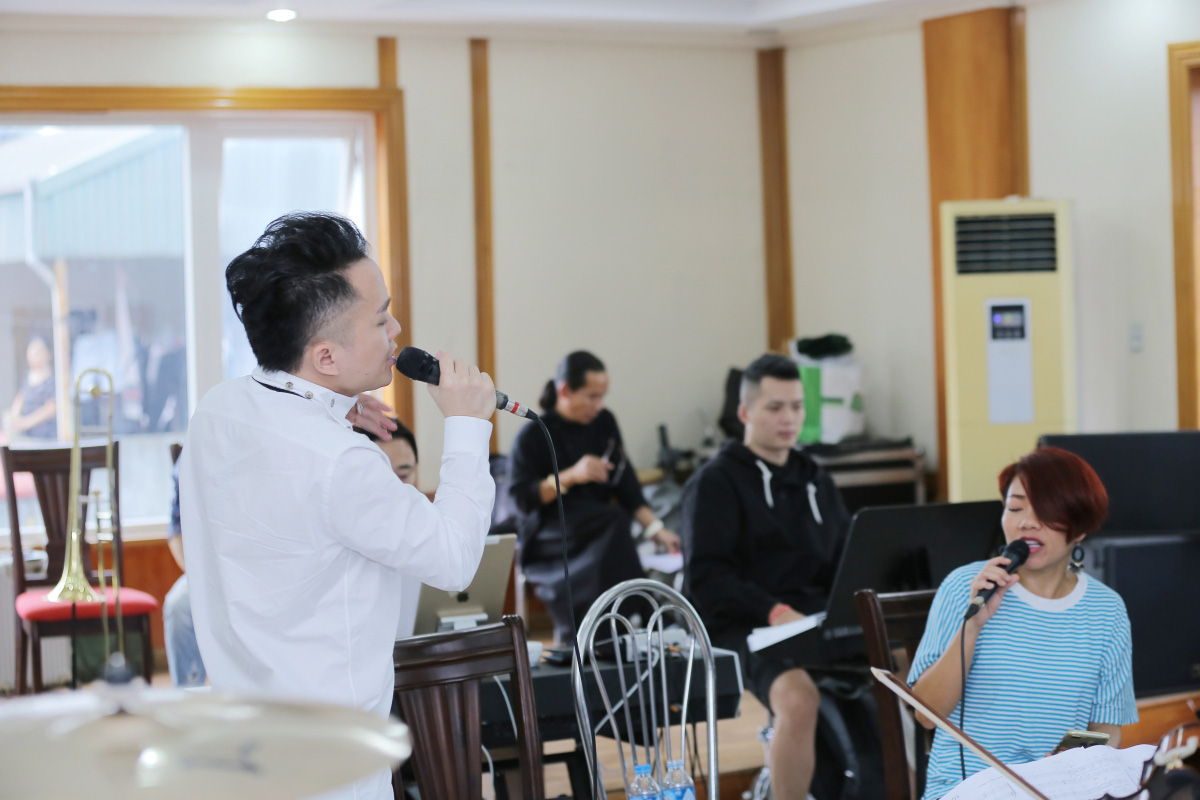 T&ugrave;ng Dương say m&ecirc; luyện tập trước concert để đời - Ảnh 2.