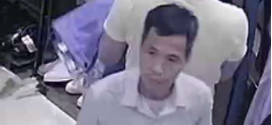 Công an TP HCM truy tìm gã đàn ông làm liều ở Vincom