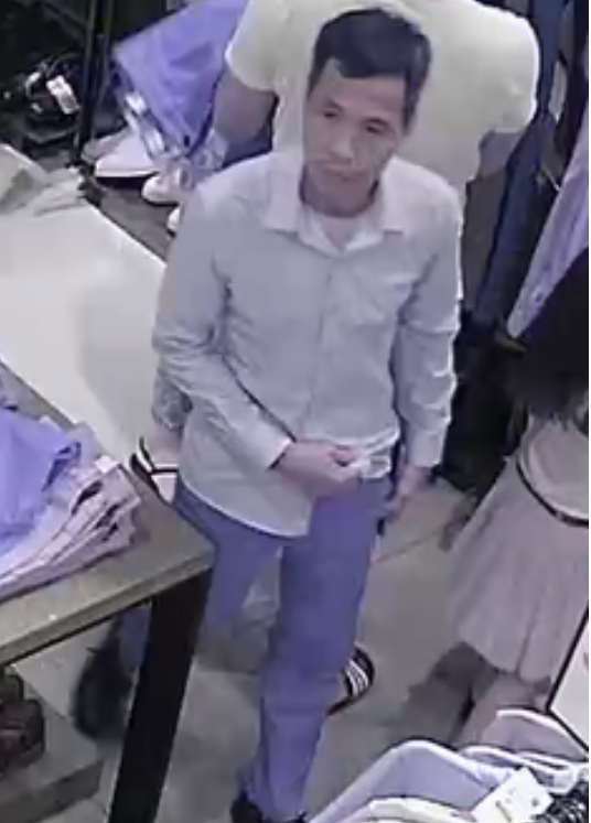Công an TP HCM truy tìm gã đàn ông làm liều ở Vincom - Ảnh 1.