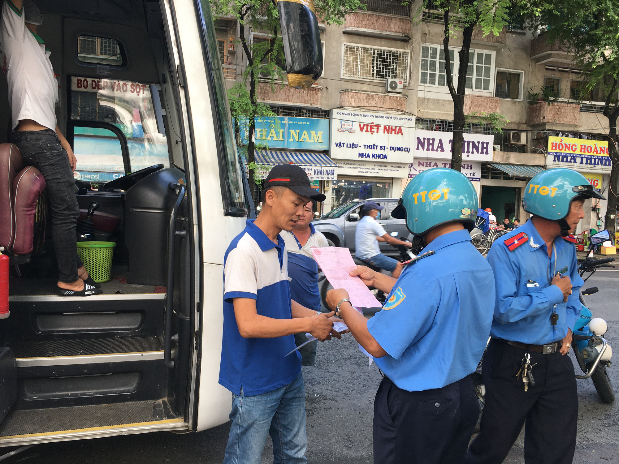 Cấm dừng, đỗ xe trên 12 tuyến đường ở TP HCM, "xe hợp đồng trá hình" hết đất sống