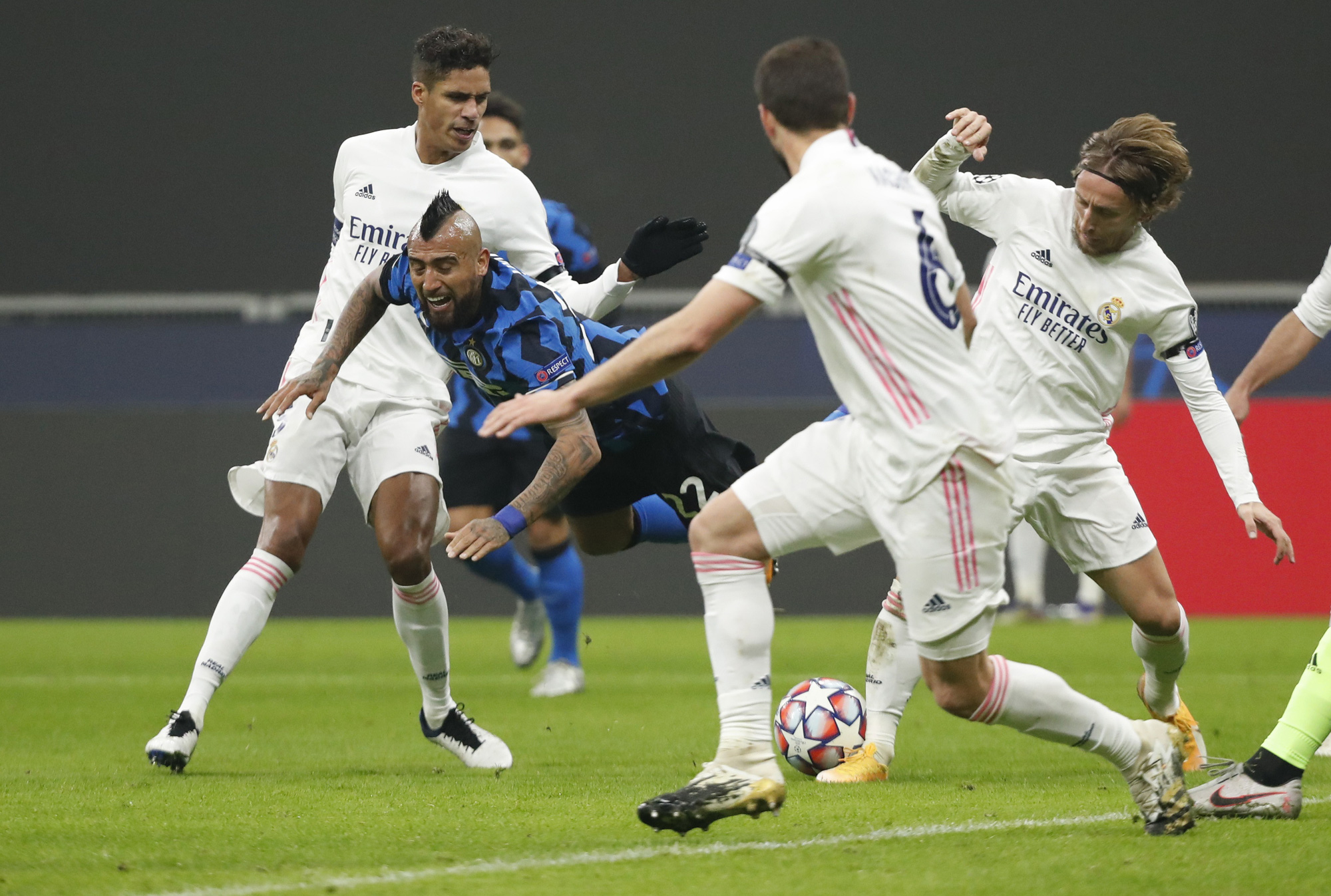 Thẻ đỏ tai hại, Inter Milan trắng tay trước Real Madrid tr&ecirc;n s&acirc;n nh&agrave; - Ảnh 4.
