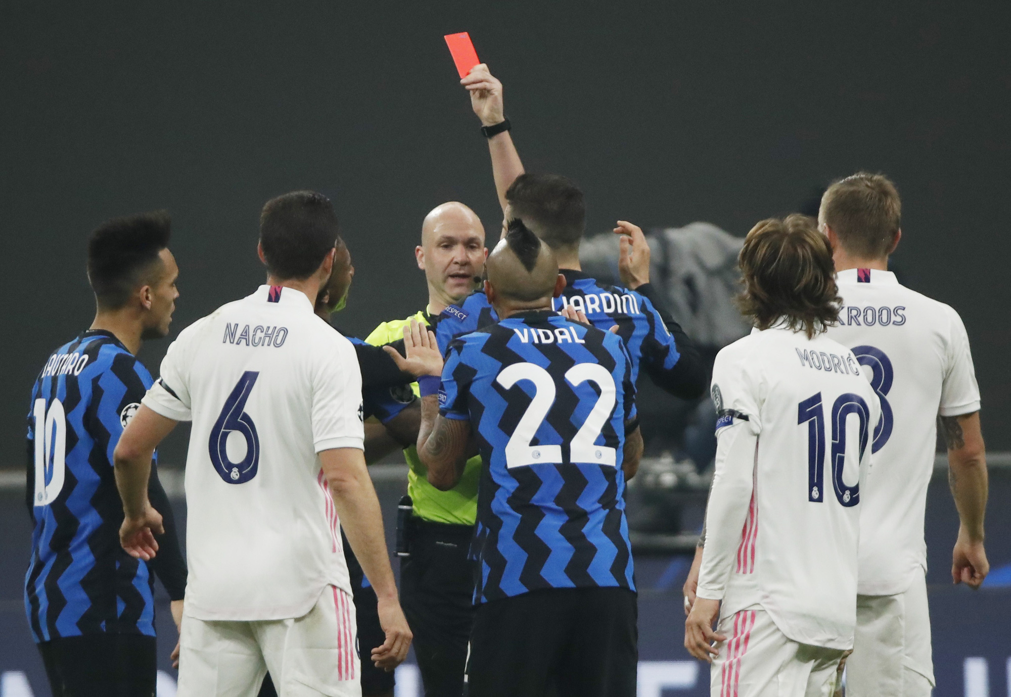 Thẻ đỏ tai hại, Inter Milan trắng tay trước Real Madrid trên sân nhà