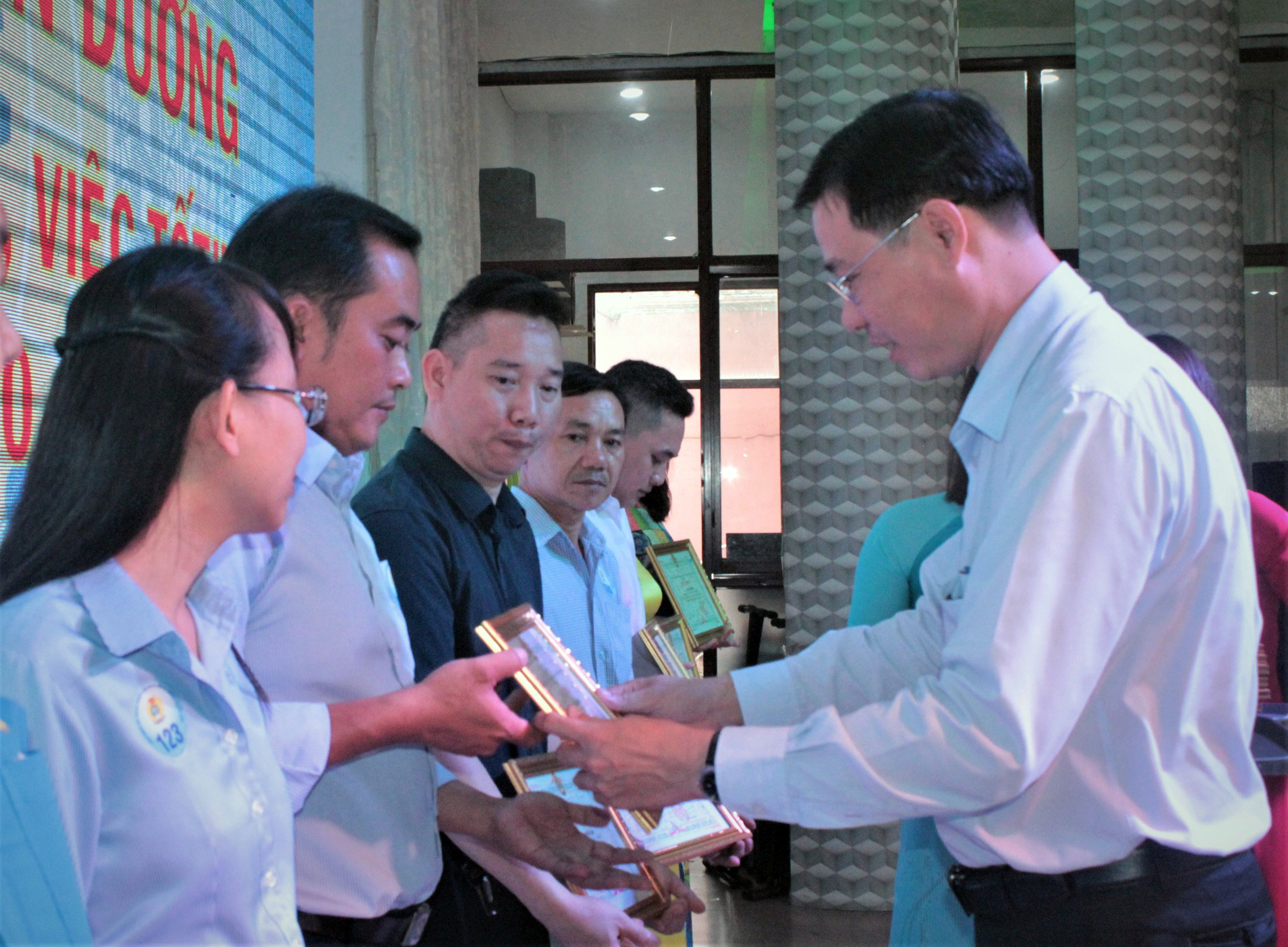 Những tấm gương quả cảm