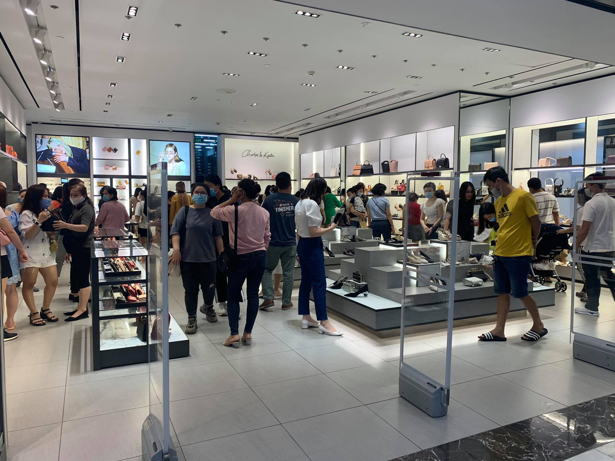 Đổ x&ocirc; mua sắm dịp Black Friday - Ảnh 13.