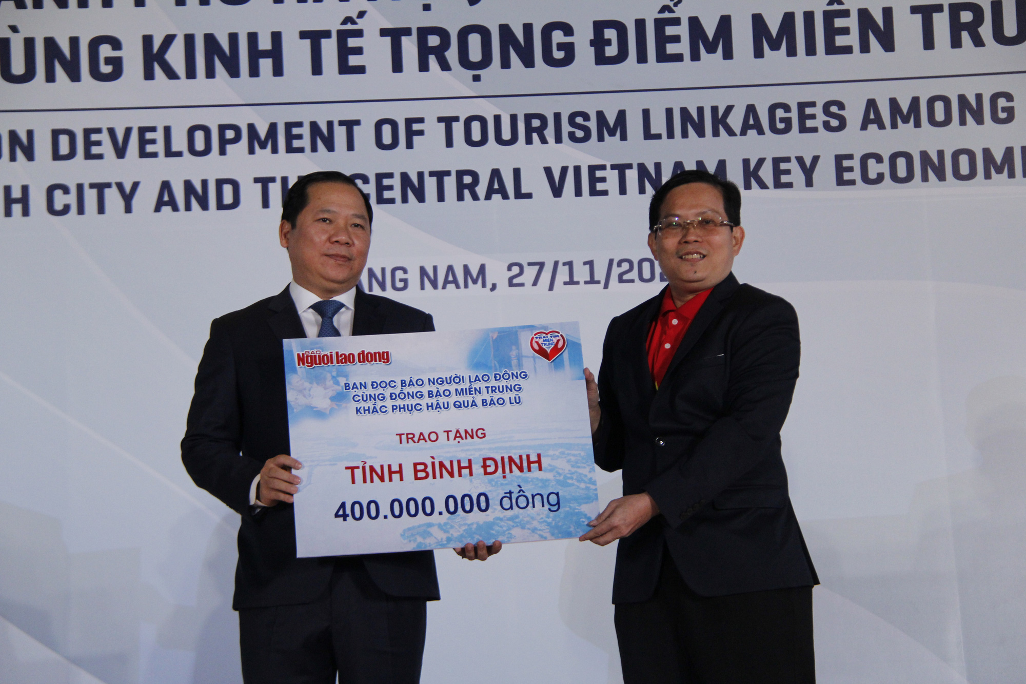 Báo Người Lao Động trao 50.000 lá cờ Tổ quốc và 1,7 tỉ đồng cho miền Trung - Ảnh 3.
