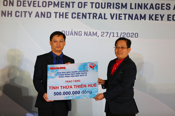Trao thêm 50.000 lá cờ Tổ quốc cho ngư dân miền Trung - Ảnh 2.