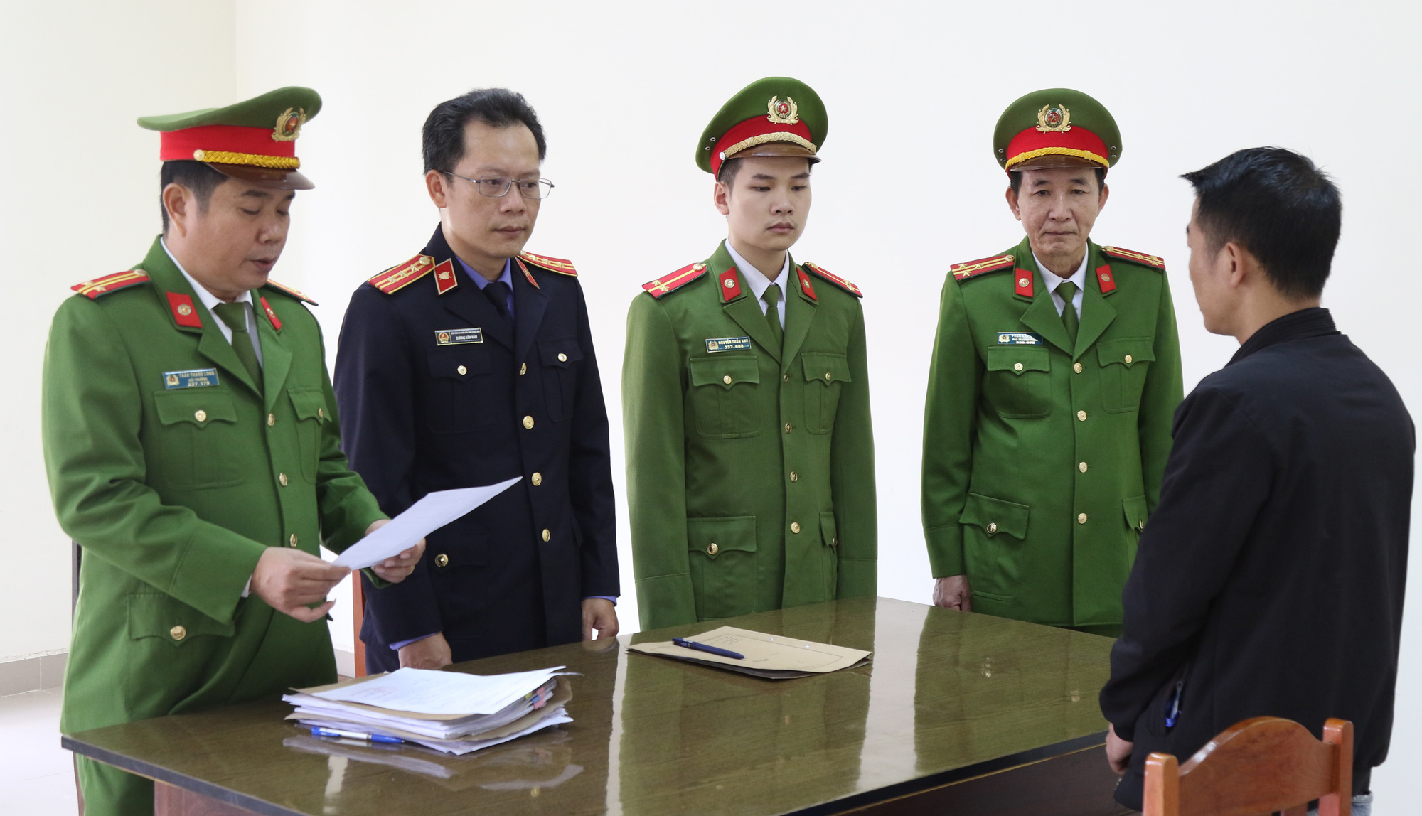 Quảng Bình: Khởi tố, bắt giam một tài xế vì chiếm đoạt 150 thùng cá hộp từ thiện lũ lụt - Ảnh 2.