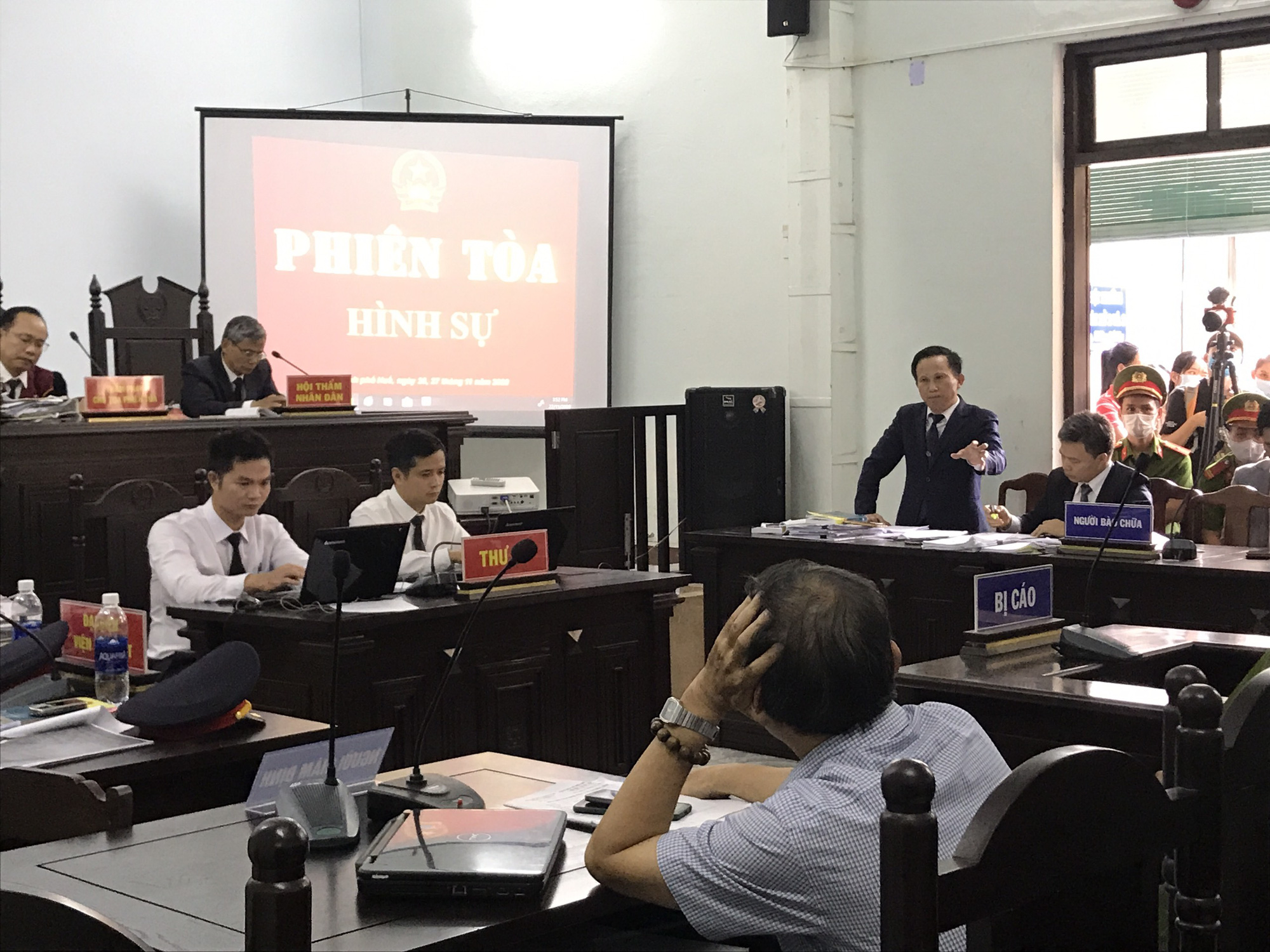 Lời khẩn cầu của nữ điều dưỡng trong vụ cựu b&aacute;c sĩ da liễu bị tố hiếp d&acirc;m - Ảnh 2.